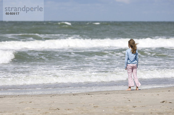 Mädchen allein am Strand  Graal Müritz  Mecklenburg-Vorpommern  Deutschland  Europa