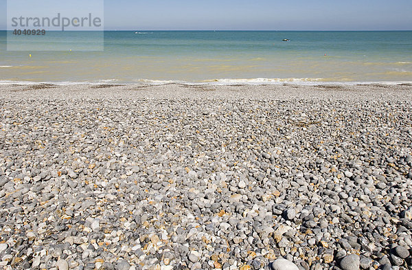 Steiniger Strand bei Dieppe  Normandie  Frankreich  Europa