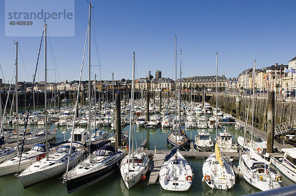 Der gezeitenabhängige Teil des Hafens  umgeben von Häusern der Altstadt  Segelyachten im Hafenbecken  Dieppe  Normandie  Frankreich  Europa