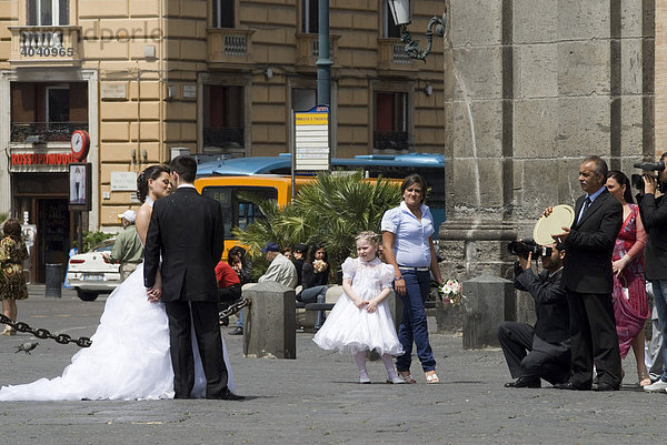 Hochzeitspaar mit Fotograf und Videofilmer auf auf der Piazza Plebescito vor dem Palazzo Reale  Neapel  Kalabrien  Italien  Europa