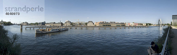 Panorama  Osthafen  Molecule Men  Friedrichshain  Treptow  Kreuzberg  Berlin  Deutschland  Europa