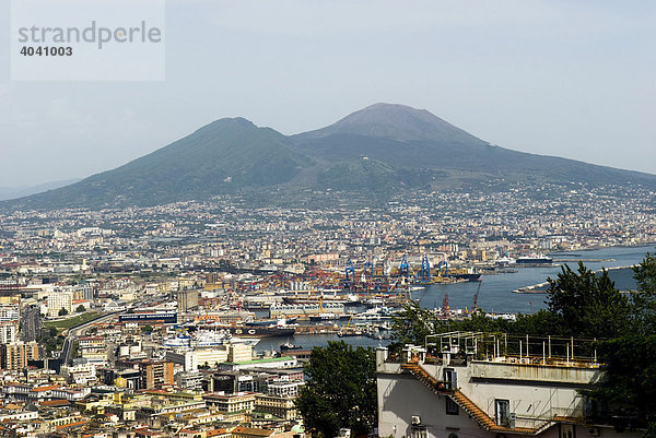 Skyline von Neapel mit Vesuv von Vomero aus  Neapel  Kampanien  Italien  Europa