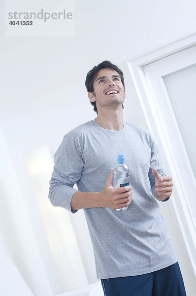 Mann mit Wasserflasche nach dem Sport
