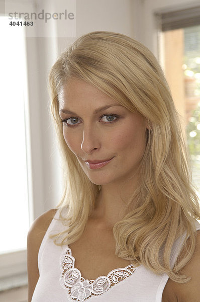 Portrait einer schönen Frau mit langen blonden Haaren