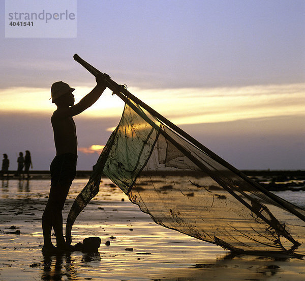 Fischer mit Netz  Meer  Abendstimmung  Bali  Indonesien  Südostasien