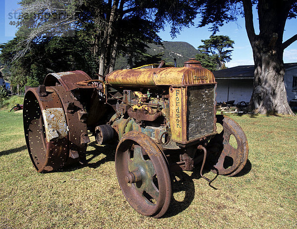 Alter Traktor  verrostet  Rost  Nordinsel  Neuseeland