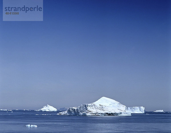 Eisberg  Eisscholle treibt im Eismeer  Antarktis
