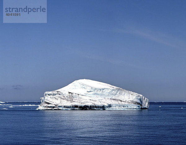 Eisberg treibt im Eismeer  Antarktis