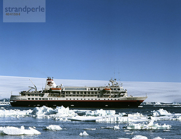 Frontier Spirit  Kreuzfahrtschiff  Eisberg  Eisschollen treiben im Eismeer  Antarktis