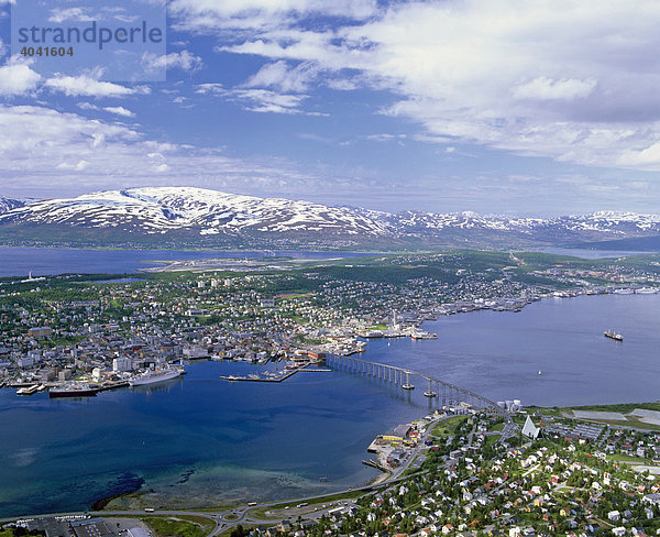 Troms¯  Luftbild  Tromso Bridge  Brücke  Gebirge  Provinz Troms  Norwegen