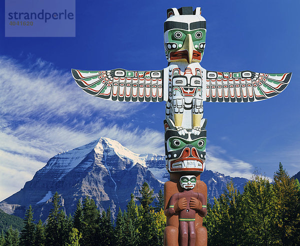 Totem  Totempfahl  Composing  Mount Robson Südseite  Rocky Mountains  British Columbia  Kanada