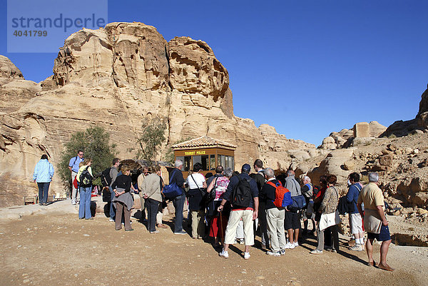 Touristen vor dem Visitor's Centre am Eingang zum Sik  Siq  Schlucht  dem Zugang zur antiken nabatäischen Felsenstadt Petra  Wadi Musa  Mosestal  Jordanien  Naher Osten  Asien
