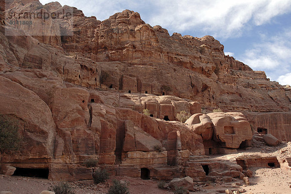 Felsengräber in der antiken nabatäischen Felsenstadt Petra  Jordanien  Naher Osten  Asien