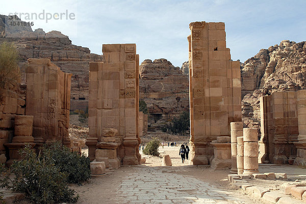 Das Temenostor  Triumphbogen und Eingang zum heiligen Tempelbezirk der antiken nabatäischen Felsenstadt Petra  Jordanien  Naher Osten  Asien