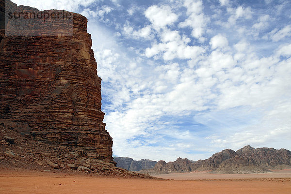 Landschaftspanorama im Wadi Rum  Jordanien  Naher Osten  Asien