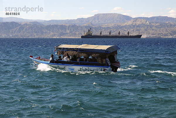 Glasbodenboot vor Aqaba im Roten Meer  Jordanien  Naher Osten  Asien
