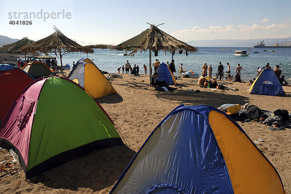Zelte am Strand des Roten Meeres in Aqaba am Tag des Opferfests Eid al-Adha  Jordanien  Naher Osten  Asien