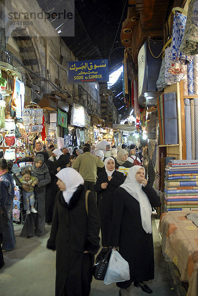 Passanten im Souk in der Altstadt von Damaskus  Syrien  Naher Osten  Asien