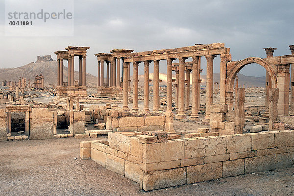 Ruinen von Palmyra mit Tetrapylon und der Araberburg Qal'at ibn Ma'n im Hintergrund  Palmyra  Syrien  Naher Osten  Asien