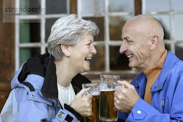 Senioren Paar mit Bierhumpen