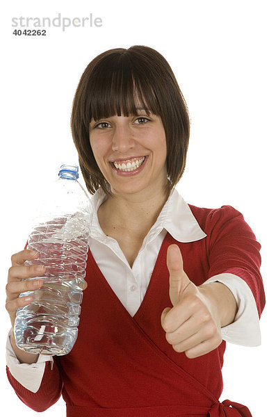 Frau  20-jährig  hält Daumen hoch und Wasserflasche