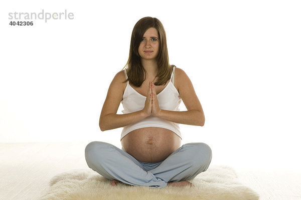 Schwangere Frau macht Yoga