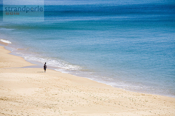 Einsame Frau auf dem Praia de Armacao de Para  Algarve  Portugal  Europa