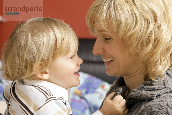 Blonde Mutter lacht mit 2-jährigem Jungen