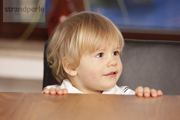 2-jähriger Junge an Tischkante