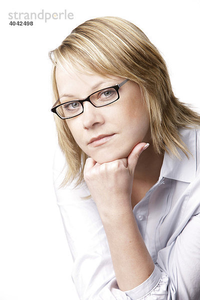 Blonde Frau in weißer Bluse mit Brille