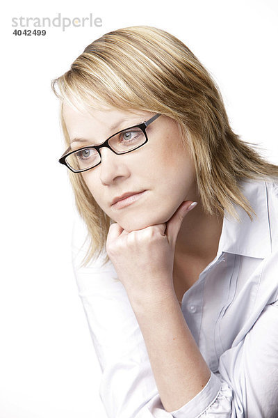 Blonde Frau in weißer Bluse mit Brille  sieht zur Seite