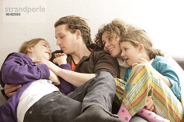 Familie mit langen Haaren  lachen