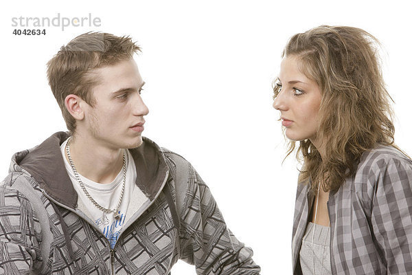 Teenagerin sieht skeptisch zu Ihrem Freund