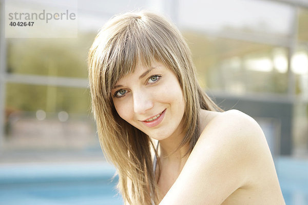 19-jähriges Mädchen im Freizeit-Bad lächelt in Kamera
