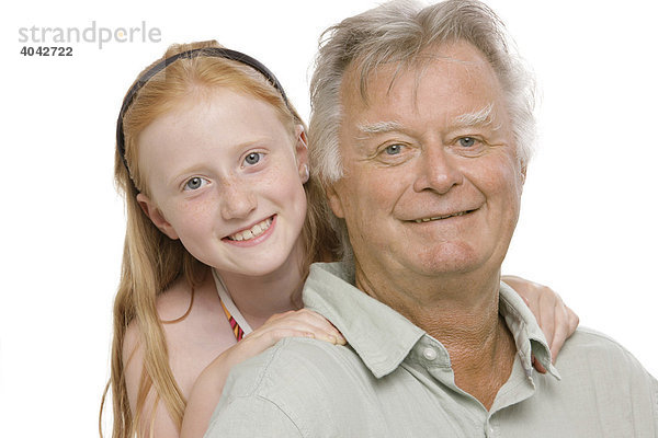 8-jähriges Mädchen und ihr Großvater  lächelnd