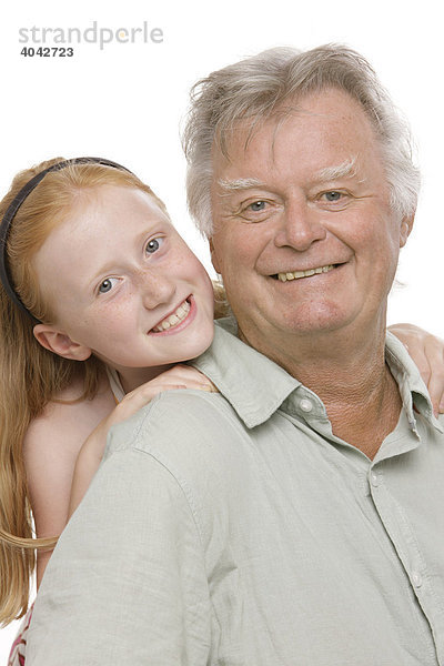 8-jähriges Mädchen und ihr Großvater  lächelnd