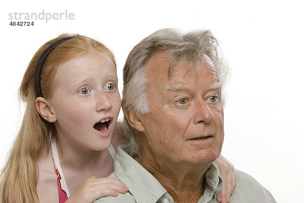 8-jähriges Mädchen und ihr Großvater  erstaunt