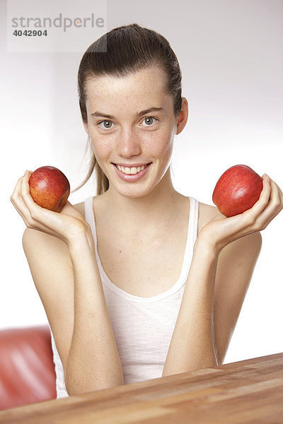 Mädchen mit 2 Äpfeln