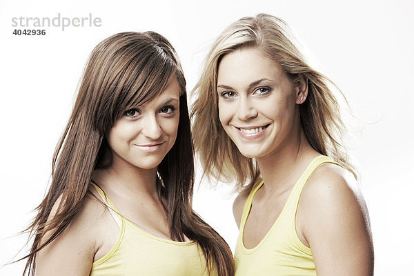 Zwei junge Frauen in gelben Tops