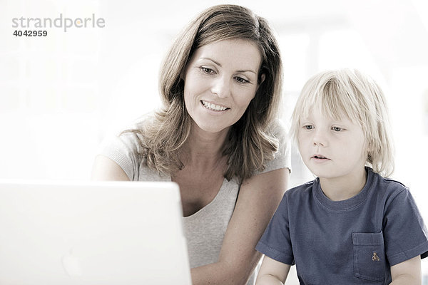 Mutter mit Sohn am Laptop