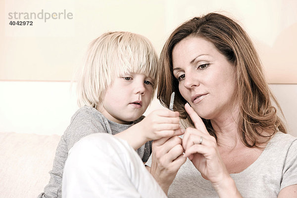 Mutter mit Sohn  mit Taschenmesser