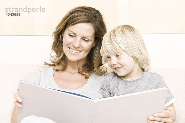 Mutter und Sohn lesen zusammen ein Buch