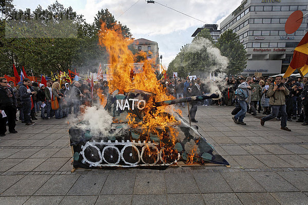 Eine Panzerattrappe aus Pappmache mit der Aufschrift Nato brennt bei der Kundgebung Bundeswehr raus aus Afghanistan!  Stuttgart  Baden-Württemberg  Deutschland  Europa