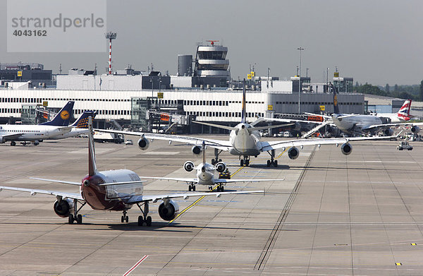 Airbus A340 der Lufthansa  eines von 3 seit Mai 2008 in Düsseldorf stationierten Großraumflugzeugen für Verbindungen nach Kanada und USA  Flughafen Düsseldorf International  Düsseldorf  Nordrhein-Westfalen  Deutschland  Europa