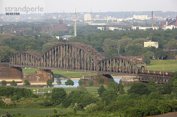 Eisenbahnbrücke über den Rhein bei Duisburg  für den Güterzugverkehr  Nordrhein-Westfalen  Deutschland  Europa