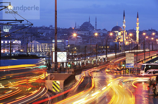 Galatabrücke über das Goldene Horn  2-stöckige Straßenbrücke  oben Verkehr  unten Kneipen und Restaurants  Istanbul  Türkei