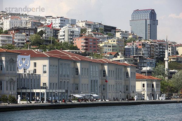 Mimar Sinan Üniversitesi  Universität am Bosporus  dahinter Ritz Carlton Hotel  Istanbul  Türkei