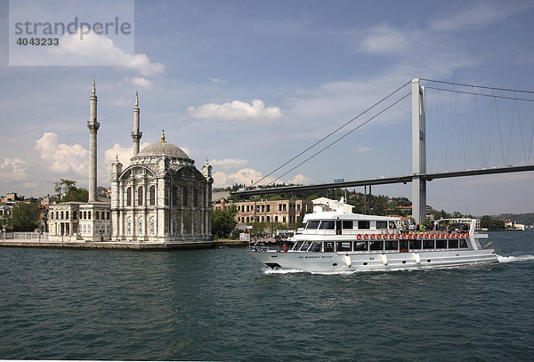 Bosporus-Brücke und Mecidiye Moschee  Istanbul  Türkei