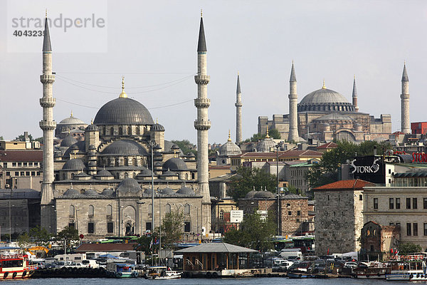 Goldenes Horn  Neue Moschee vorn  dahinter die Hagia Sophia  Istanbul  Türkei