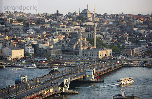 Blick über den Stadtteil Eminönü mit Galatabrücke über das Goldene Horn  Neue Moschee vorn  dahinter die Nuru Osmaniye Moschee  Istanbul  Türkei